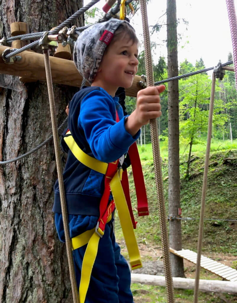 bambino su percorso arancione